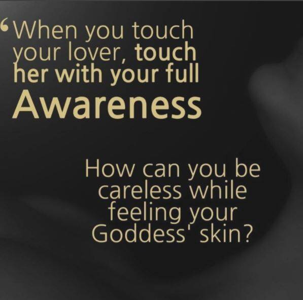 ऐसे ही एक और पोस्ट में वे लिखती हैं कि जब कोई अपने प्यार को छूता है तब उसे पूरे एहसास से भरा होना चाहिए. कोई बिना एहसास से भरे अपनी प्रेयसी के जिस्म को कैसे महसूस कर सकता है. 
