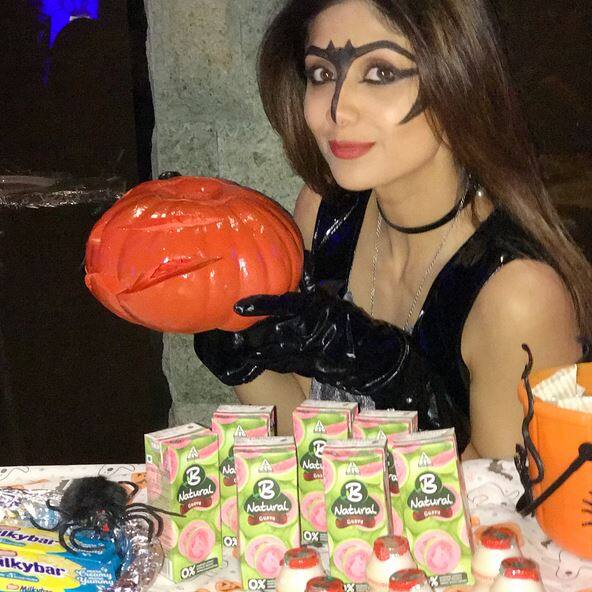 शिल्पा शेट्टी वैंपायर के लुक में भी बहुत खूबसूरत लग रहीं थीं. 