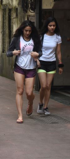 दोस्त संग जिम के लिए निकलीं सैफ अली ख़ान की बेटी सारा, कैमरे में हुईं कैद