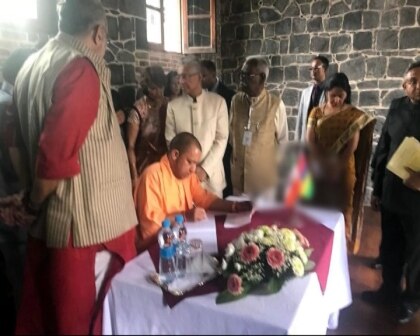 Insult of the tricolor in front of yogi adityanath तिरंगे का अपमान: मीडिया में खबर आने के बाद योगी ने ट्विटर से हटाई तस्वीर