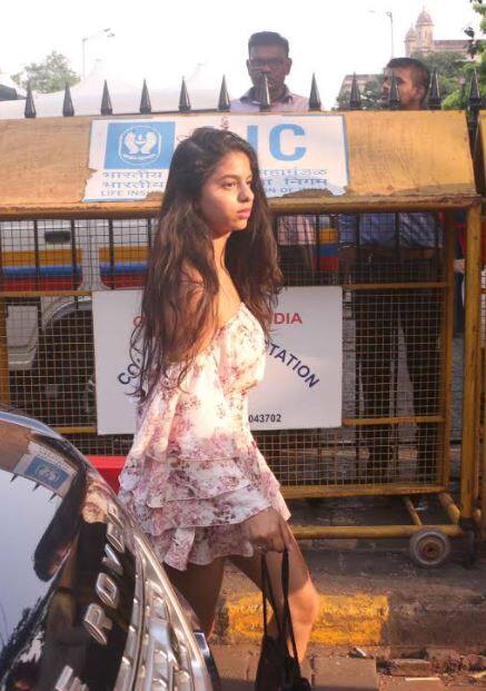 सुहाना ने इस इन दिनों बाकी सभी स्टार किड्स को पीछे छोड़ दिया है. इतना ही नहीं सुहाना स्टार पार्टिज में बाकी हीरोइनों की लाइमलाइट भी खुद ही बटोर लेती हैं.