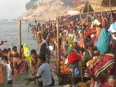 दूर-दूर से आए हज़ारों श्रद्धालु त्रिवेणी संगम की धारा में डुबकी लगाने के बाद सूर्य को अर्ध्य दे रहे हैं और भगवान कार्तिकेय की पूजा-अर्चना कर साल भर अपने परिवार के निरोग रहने की कामना कर रहे हैं.