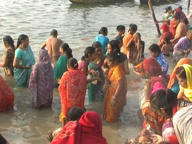 संगम आने वाले श्रद्धालु स्नान और पूजा-अर्चना के साथ ही दान-पुण्य भी कर रहे हैं. मान्यताओं के मुताबिक़ कार्तिक पूर्णिमा के ही दिन भगवान शिव और माता पार्वती के पुत्र कार्तिकेय का जन्म हुआ था.