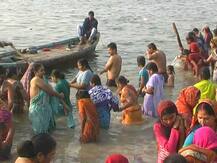 कार्तिक पूर्णिमा और देव दीपावली के मौके पर इलाहाबाद में संगम स्नान के लिए उमड़ी भीड़