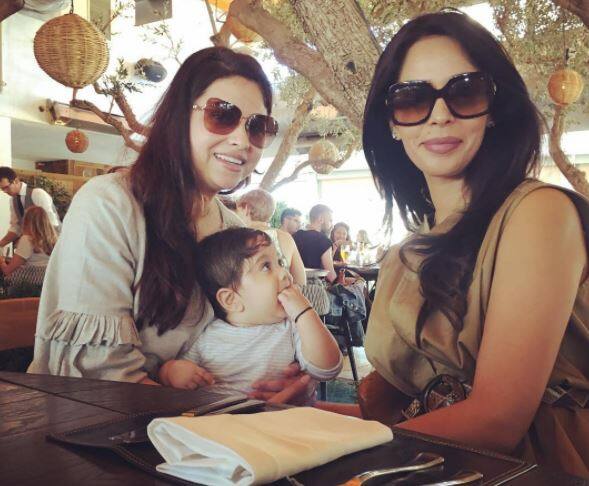 इस तस्वीर में ये क्यूट बेबी अपनी मौसी से नजरें ही नहीं हटा रहा है. फिल्मों की बात करें तो फिलहाल मल्लिका काफी समय ये फिल्मों से गायब है.