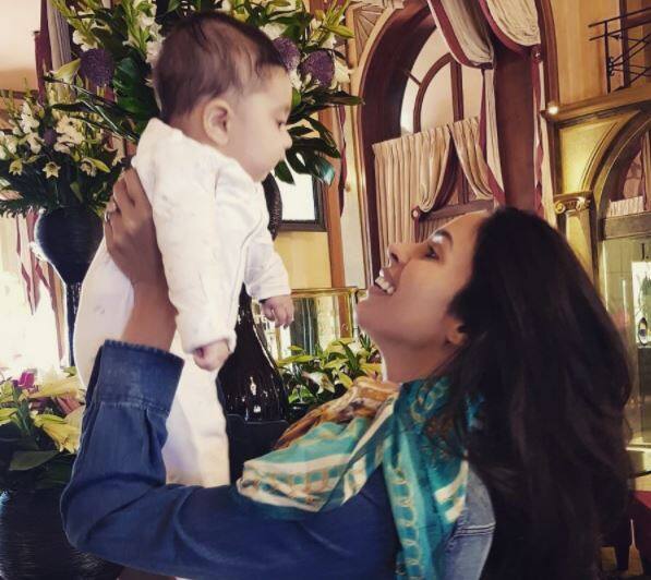 अपने भांजे को गोदी में झूलाती मल्लिका. आपको बता दें कि इस नन्हे बच्चे का अलग इंस्टाग्राम अकाउंट है जिसे उनकी मम्मी हैंडल करती हैं. 