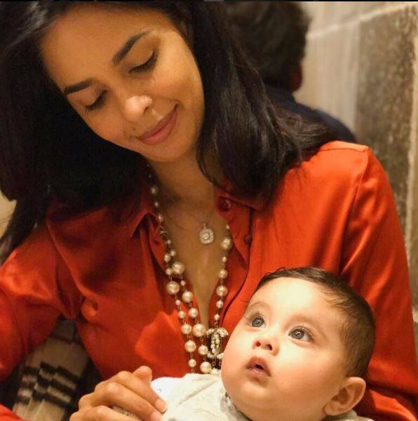 फिल्मों से दूर मल्लिका का इंस्टाग्राम अकाउंट देखें तो ये साफ है कि वो सारा समय अपने भांजे के साथ मस्ती करते बिता रही हैं.