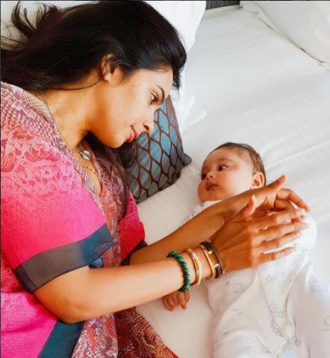 भांजे के साथ सुकून का समय बिताती मल्लिका. उनका भांजा भी उनके साथ काफी रिलैक्स नजर आ रहा है.