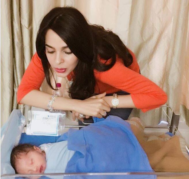 फरवरी में मल्लिका ने इस बेबी के पैदा होती ही फैंस को गुड न्यूज सुनाने के लिए ये तस्वीर पोस्ट की थी. 