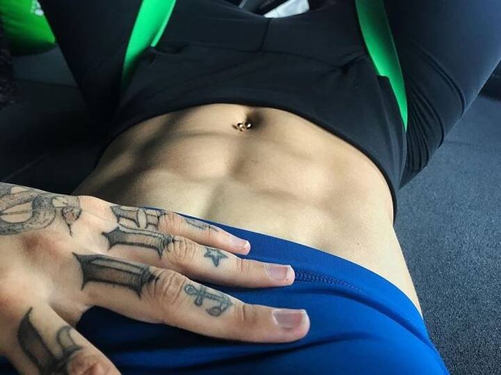   फिटनेस की दीवानी बानी जे परफेक्ट बॉडी पाने के लिए बहुत मेहनत करती हैं. बनी अपने सिक्स पैक एब्स से अच्छे-अच्छों का मता देती नजर आती हैं. 