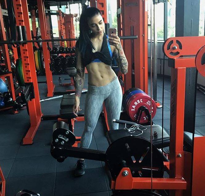  आपको बता दें कि बानी को जिम में वर्कआउट करना बहुत पसंद है. अपने इंस्टाग्राम पर बानी ने जिम में वर्कआउट करते वक्त की कई तस्वीरों को पोस्ट किया है.