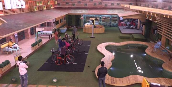 इस टास्क के दौरान सभी दावेदारों को साइकिल से नीचे नहीं उतारना था. ज्यादा पानी पीने की वजह पुनीश शर्मा पेशाब के प्रेशर को कंट्रोल नहीं कर पाए और उन्होंने पेंट के बीच में ही पेशाब कर दिया. जबकि हितेन और बेनाफ्शा ने वाशरूम जाने के लिए टास्क को बीच में ही क्विट करना सही समझा. हालांकि बिग बॉस के इतिहास में यह पहला मौका नहीं था जब किसी कंटेस्टेंट ने कैप्टन बनने के लिए ऐसी हरकत की.