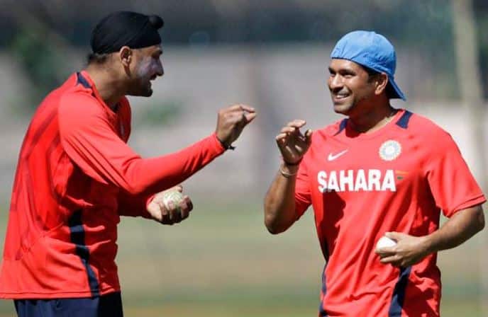 बता दें पिछले दिनों क्रिकेटर सचिन तेंदुलकर और हरभजन सिंह को भी कुछ अन्य एयरलाइंस के साथ परेशानियों का सामना करना पड़ा था.