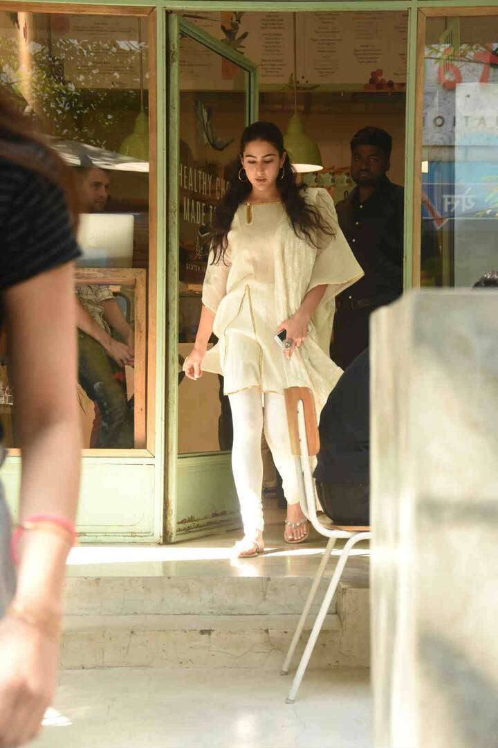 इन तस्वीरों में सारा बेहद मासूम लग रही हैं. उनकी ये सादगी उनके फैंस को खूब भा रही है.