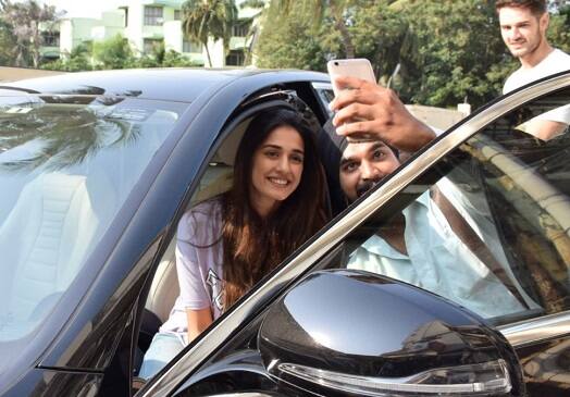 इस दौरान दिशा ने अपने फैंस के साथ जमकर सेल्फी भी दी. इसके बाद वो अइपनी गाड़ी में बैठकर रवाना हो गईं.