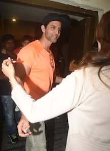 परिवार संग जुहू PVR में दिखीं माधुरी, अलग-अलग थे ऋतिक सुजैन 