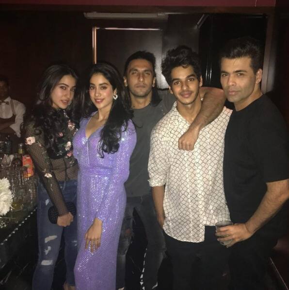 ये महफिल तो दीपिका पादुकोण ने जमाई थी, लेकिन करण जौहर ने इंस्टा पर इसकी खूब सारी तस्वीरें शेयर की. करण ने सारा अली खान, जाह्नवी कपूर, रणवीर सिंह के साथ तस्वीरें शेयर कीं.