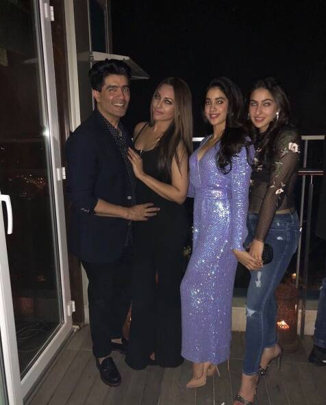 फैशन डिजाइनर मनीष मल्होत्रा ने भी अपने इंस्टा हैंडल को इस पार्टी की तस्वीरों से गुलजार किया. उन्होंने जाह्नवी कपुर, सोनाक्षी सिन्हा, सारा अली खान के साथ फोटो शेयर कीं.