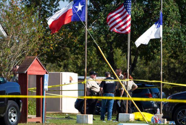 गवर्नर और अन्य प्राधिकारियों ने पुष्टि की है कि गोलीबारी करने वाले व्यक्ति की उम्र 20 साल के आसपास थी, वह श्वेत था और हथियारों से लैस था.