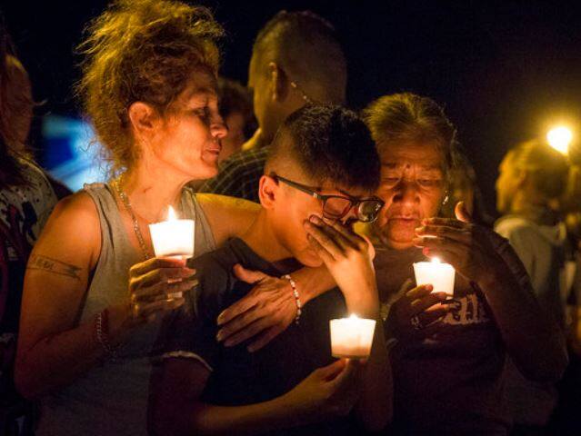  गोलीबारी में चर्च के पादरी फ्रैंक पोमेरॉय की 14 साल की बेटी एनाबेल भी मारी गई. पोमेरॉय ने एबीसी न्यूज को बताया ‘‘जब गोलीबारी हुई तब मैं चर्च में नहीं था. मेरी छोटी बेटी भी.......’’ पूर्वी एशिया के दो सप्ताह के दौरे पर गए राष्ट्रपति डोनाल्ड ट्रंप ने जापान से टैक्सास के गवर्नर एबॉट से बात की और मरने वालों के प्रति संवेदना जाहिर की है.