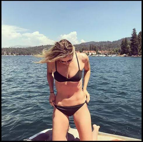  बता दें इन तस्वीरों में दिग्गज टेनिस स्टार मारिया शारापोवा बेहद हॉट नजर आ रही हैं.