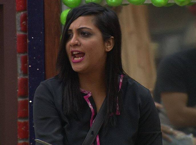  इसके बाद दोनों के बीच हो रही बात झगड़े में बदल गई. अर्शी ने प्रियांक से कहा ''तू जानता नहीं है मुझे.'' बाकी घरवालों के दखल के बाद इस झगड़े को शांत करवाया गया. बता दें कि आज इस हफ्ते घर से बाहर जाने के लिए कंटेस्टेंट्स को नॉमिनेट भी किया जाना है.