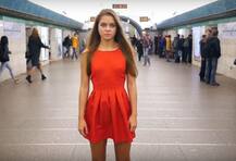 मेट्रो स्‍टेशन पर जगह-जगह स्‍कर्ट उठाकर घूम रही थी ये लड़की, वीडियो हो गई वायरल 