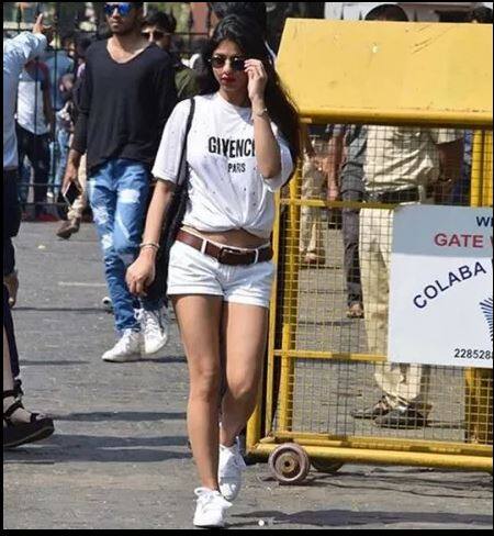 इसके बाद पापा शाहरूख का बर्थडे सेलिब्रेट करने दोस्तों के साथ सुहाना कुछ इस हॉट अंदाज में बाहर निकलीं. उनके इस अंदाज ने सभी का मन मोह लिया.