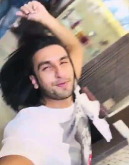 अब उन्होंने अपने इन लंबे बालों को कटवा दिया है.