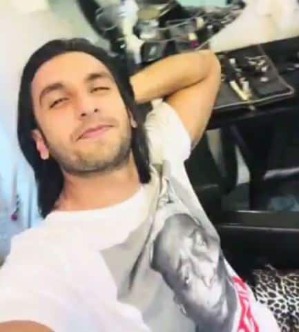 इतना ही नहीं, रणवीर ने अपने बालों को इस वीडियो में अलग-अलग स्टाइल में करके दिखाया है.