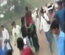 पति को कंधे पर बैठा घूमती रही पत्नी, भीड़ मारती रही चप्पलें, बनाती रही वीडियो