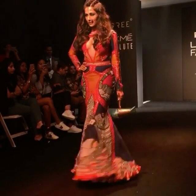 'साहेब बीवी और गैंगस्टर 3' राजस्थान की पृष्ठभूमि में फिल्माई गई है, जबकि 'बाजार' एक कॉर्पोरेट फिल्म है.