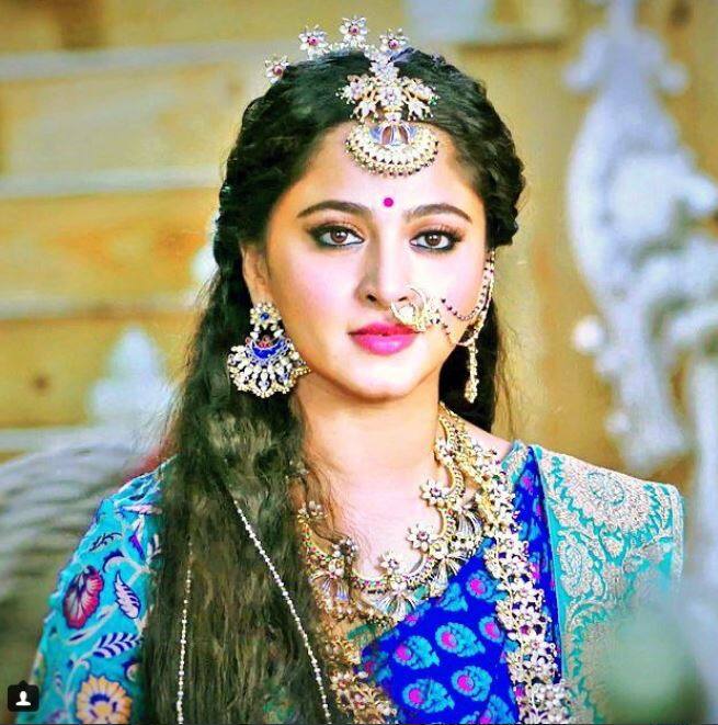 'बाहुबली' से दुनिया भर में 'देवसेना' के नाम से मशहूर हुई अनुष्का शेट्टी आज अपना 36 वां जन्मदिन मना रही हैं. बहुत कम लोग ऐसे होंगे जिन्हे अनुष्का का असली नाम पता होगा. अनुष्का का नाम था 'स्वीटी'.