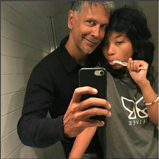 अब मिलिंद और अंकिता नार्वे में हैं और छुट्टियां मना रहे हैं. ट्रॉलर्स से बेपरवाह मिलिंद सोमन ने अंकिता के साथ फिर कुछ तस्वीरें आज शेयर की हैं.