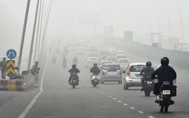 Delhi-NCR smog: EPCA recommends parking fees in Delhi-NCR be hiked four times जहरीली हवा का साइड इफेक्ट: दिल्ली-एनसीआर में अब चार गुना महंगी होगी पार्किंग