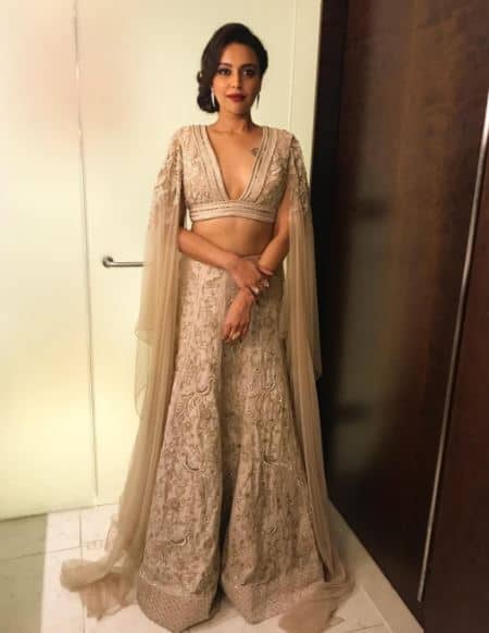स्वरा ने बताया कि एक बार वो 56 दिन के लिए किसी रिमोट लोकेशन पर शूट करने गईं थी उस दौरान भी वहां उनके साथ इस तरह की घटना हुई. स्वरा ने कहा, “जब मैं बिल्कुल नई थी, तो निर्देशक ने टेक्स्ट मैसेज के जरिए और डिनर की दावत देकर मुझे परेशान किया. वो दिन में मेरा पीछा करता था और रातों में मुझे फोन कॉल्स किया करता था.”