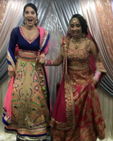 इतना ही नहीं, दोनों बहनें लहंगे में उछलती हुई भी नजर आईं. सनी लियोन ने काफी सारी तस्वीरें और वीडियो इंस्टाग्राम पर पोस्ट की हैं. 