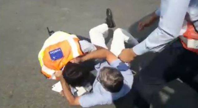 कर्मचारियों की गुंडागर्दी: एक यात्री के साथ मारपीट, इंडिगो ने मांगी माफी IndiGo staff manhandle passenger now airline apologies for it कर्मचारियों की गुंडागर्दी: एक यात्री के साथ मारपीट, इंडिगो ने मांगी माफी