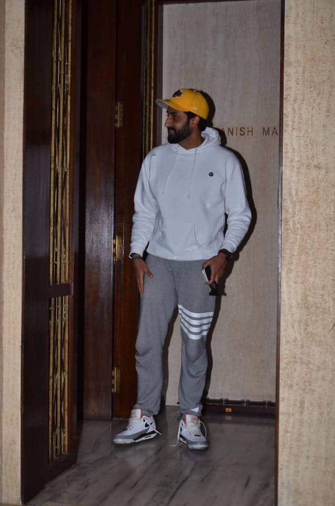  बीती रात मुंबई में मशहूर डिजाइनर मनीष मल्होत्रा ने अपने घर एक पार्टी को ऑर्गनाइज किया था. 