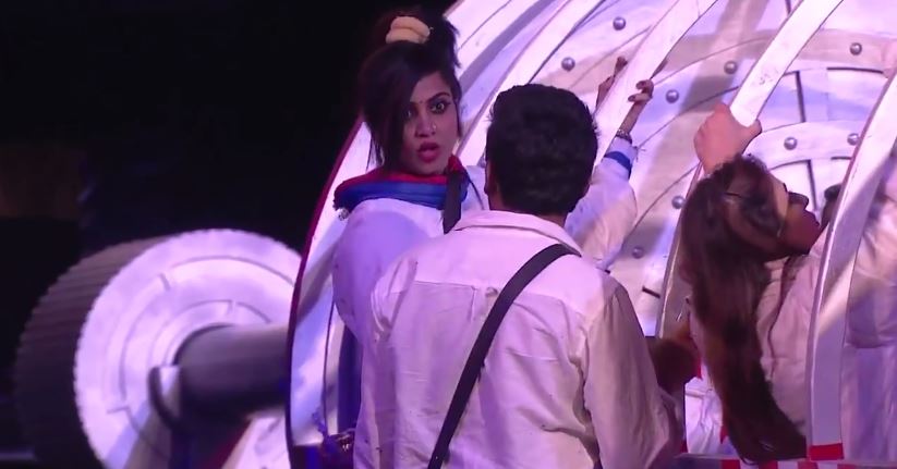 इस कार्य का संचालक घर के कैप्टन पुनीश को बनाया गया था. लेकिन पुनीश टास्क के बीच में ही बंदगी के साथ बातें करने चले गए. इसके बाद कुछ कंटेस्टेंट चुपके से स्पेसक्रॉफ्ट से बाहर निकल गए और पुनीश के आने से पहले वापस स्पेसक्राफ्ट में आ गए.