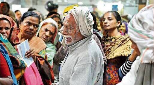 तारीख यही थी, यानी आठ नवंबर, लेकिन साल 2016 का था. तब पीएम मोदी ने नोटबंदी का ऐतिहासिक फैसला लेते हुआ 1000 और 500 के नोटों को चलन से बाहर कर दिया था. ये नोट कुल करेंसी का 86% हिस्सा थे. इनकी जगह 2000 के नए गुलाबी और 500 के नए भूरे नोटों ने ले ली. सरकार इसकी सालगिरह एंटी ब्लैक मनी डे के नाम से मना रही है और अभी भी अपने फैसले पर कायम है. आलम ये है कि मोदी सरकार और उससे जुड़े लोग नोटबंदी के फायदे गिनाते नहीं थकते. भले ही इस फैसले के पीछे की नियत क्रांतिकारी रही हो लेकिन इसके लागू करने के तरीके ने सरकार की माटी पलीद करवा दी और लोगों को अपने पैसे के लिए सड़क पर ला दिया. ये पहली मार्मिक तस्वीर उसी दौर की है जब एक वृद्ध व्यक्ति को अपने पैसों के लिए रोना पड़ा. आइए, आगे की तस्वीरों के साहरे नोटबंदी के खट्टे-मिठे पलों को याद करने की कोशिश करते हैं-