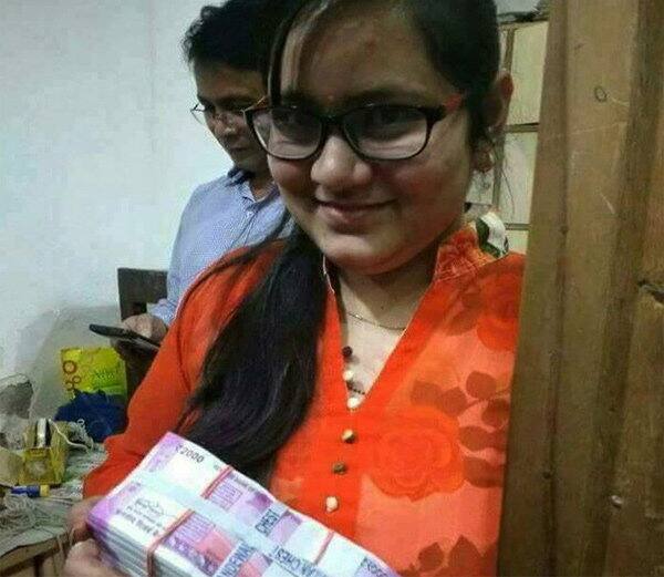 नोटबंदी के फैसले के बाद ये तस्वरी बुरी तरह से वायरल हो गई. तस्वीर को लेकर ये झूठ फैलाया गया कि ये एक बीजेपी नेता की बेटी है जिसके पास 2000 नोटों की गड्डी आम आदमी से पहले पहुंच गई. बाद में पड़ताल हुई तो पता चला कि ये एक बैंक कर्मी की तस्वीर है जिसका बीजेपी के किसी नेता से कोई लेना-देना नहीं है.
