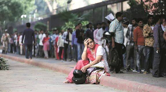 जब लोग पाई पाई को तरस गए और अपने पैसा का मुंह कैसा होता है, ये देखना भी उनके लिए दूभर हो गया. ऐसे दर्द को बयां करने के लिए इससे अच्छी तस्वीर नहीं हो सकती. ये वायरल तस्वीर भी मीडिया की कई ख़बरों का हिस्सा बनी जिसके सहारे ये दिखाने की कोशिश की गई की लोगों को कैसी परेशानी का सामना करना पड़ रहा है.