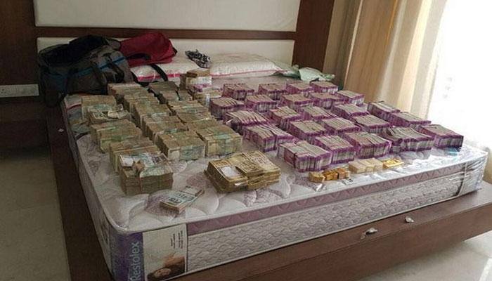 काले धन पर हमले को धत्ता बताती एक ख़बर सामने आई जब आईटी की एक रेड में नए नोटों में 4.7 करोड़ रुपए से अधिक की राशि जब्त की गई. मामला बेंगलुरु का था जहां दो पीडब्लयूडी इंजीनियर्स पर पड़े छापे में ये रकम नोटबंदी के एक महीने से भी कम समय में उनके पास मौजूद पाई गई. ऐसे ही छापों में कई राजनीतिक पार्टियों के नेता भी पकड़े गए जिनमें देश की सरकार चला रही बीजेपी से लेकर कांग्रेस तक के नेता शामिला पाए गए.