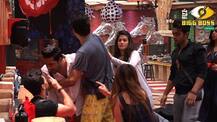  Bigg Boss 11: आकाश ने किया ऐसा कमेंट, जंग के मैदान में बदल गया घर 
