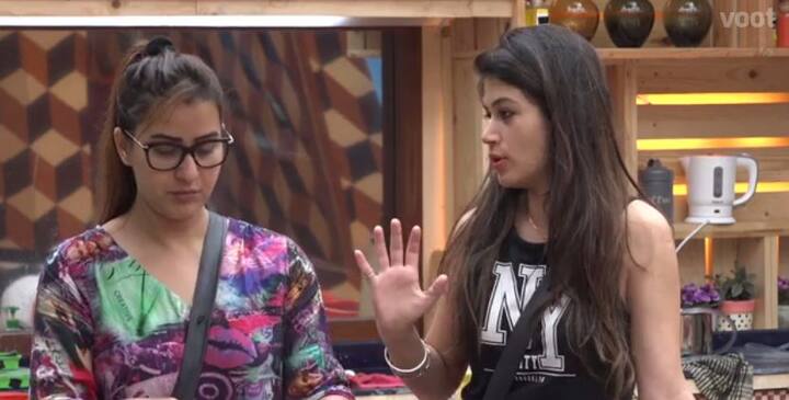 इसके बाद शिल्पा और बंदगी बेनाफ्शा के बारे में बात करने लगे. हिना को भी मालूम चल गया कि आकाश ने बेनाफ्शा को लेकर ऐसी बात कही है. इसके बाद बेनाफ्शा और आकाश के बीच जंग छिड़ गई. बेनाफ्शा ने आकाश के बाल नोचते हुए कहा कि मेरे बारे में कुछ भी गलत मत बोलो.