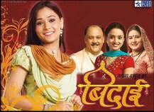 पूल में दिखा टीवी की \'संस्कारी बाहू\' सारा खान का बिकिनी अवतार