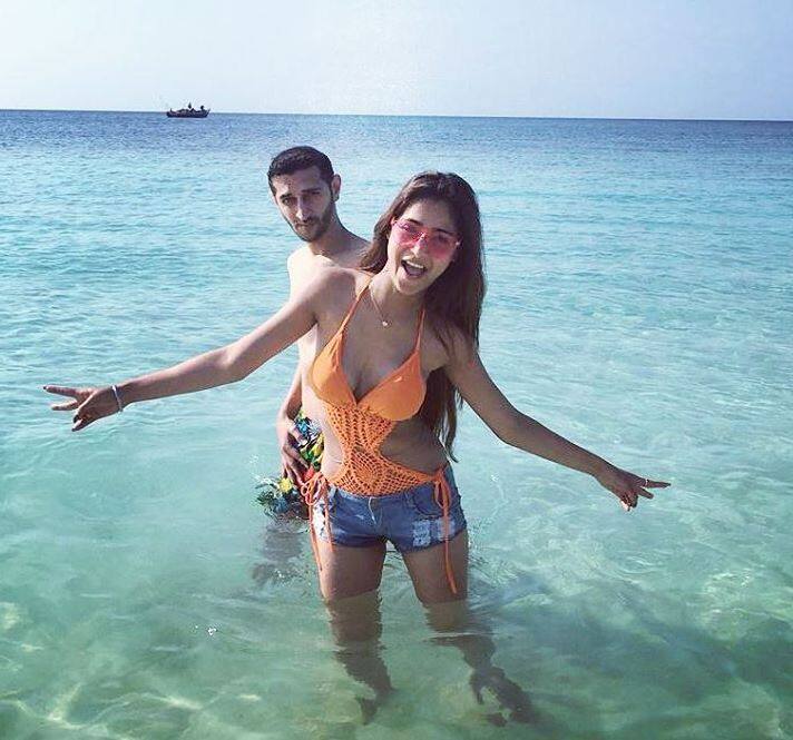 जी हां, उनकी हालिया तस्वीरों ने इंटरनेट पर 'सनसनी' मचा रखी है. इन तस्वीरों में वह समुंदर के किराने ऑरेंज कलर के स्वीमसूट में नजर आ रही हैं.