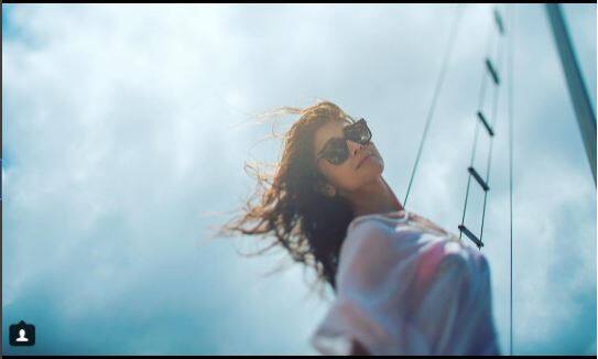 अनूप उन्होंने इस तस्वीर को शेयर करते हुए लिखा है- मैं ग्लैमर इंडस्ट्री की तस्वीरें नहीं क्लिक करता लेकिन जब श्रिया सरन जैसी खूबसूरत एक्ट्रेस को कोई ना कैसे कर सकता है. 