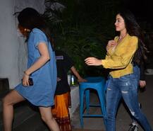 बेहद Hot & Revealing ड्रेस में बहन खुशी संग हैंगआउट करने निकलीं जाह्नवी कपूर